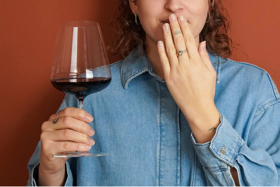 Blaue Zähne vom roten Wein müssen nicht sein